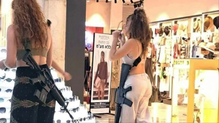 İsrail'de bir AVM'de uzun namlulu silah taşıyan siviller g&ouml;r&uuml;ld&uuml;
