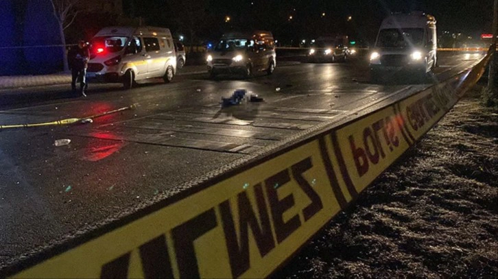 Konya'da yolun karşısına ge&ccedil;meye &ccedil;alışan yayalara otomobil &ccedil;arptı: 5 &ouml;l&uuml;, 1 yaralı