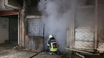 5 katlı apartmanda &ccedil;ıkan yangın s&ouml;nd&uuml;r&uuml;ld&uuml;