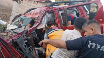 Ağrı&rsquo;da trakt&ouml;r kamyonetle &ccedil;arpıştı: 6 yaralı