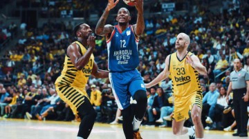 Anadolu Efes, Fenerbah&ccedil;e Beko karşısında seriyi eşitledi