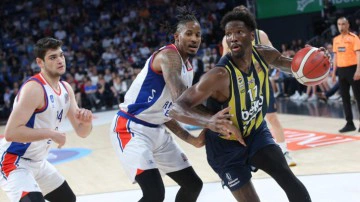 Anadolu Efes, Fenerbah&ccedil;e Beko'yu son &ccedil;eyrekte yıktı