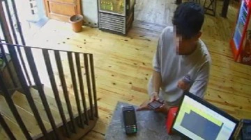 "Annemi arayacağım" bahanesiyle hesabına 40 bin TL g&ouml;nderip, ka&ccedil;tı