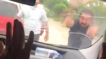 Avukat &ccedil;iftin korku dolu anları: Bı&ccedil;aklı ve taşlı saldırı kamerada!