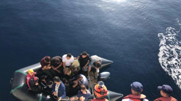 Ayvalık a&ccedil;ıklarında 16 d&uuml;zensiz g&ouml;&ccedil;men yakalandı