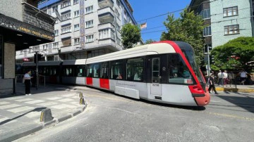 Bağcılar'da tramvay raydan &ccedil;ıktı