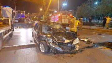 Bakırk&ouml;y'de 3 araca &ccedil;arptı sonra takla attı