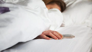 Başucunda telefonla sakın uyumayın! Telefon yanında uyumanın zararları&hellip;