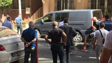 Bayrampaşa&rsquo;da silahlı saldırı: Bir tesisat&ccedil;ı ve &ccedil;ocuk vuruldu