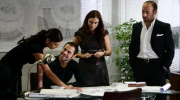 Binbir Gece dizisinin başrol oyuncuları Berg&uuml;zar Korel ve Ceyda D&uuml;venci 14 yıl sonra buluştu