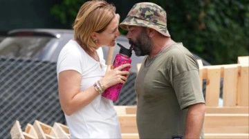 B&uuml;lent Şakrak ile boşanacağı konuşulan Ceyda D&uuml;vanci'den manidar paylaşım