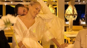 Burcu Esmersoy ve Nazım Akmandil, d&uuml;ğ&uuml;n &ouml;ncesi parti verdi! Romantik pozları b&uuml;y&uuml;ledi