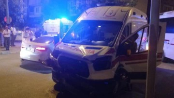 Burdur&rsquo;da ambulans ile otomobil &ccedil;arpıştı: 4 yaralı
