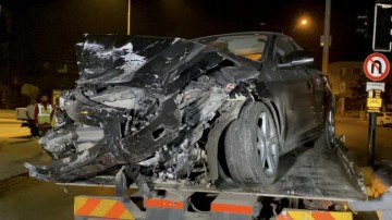 Bursa'da iki ara&ccedil; birbirine girdi: Yaralılar var!