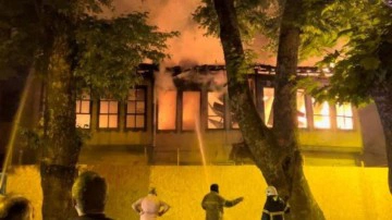 Bursa'da iki katlı ahşap bina k&uuml;l oldu