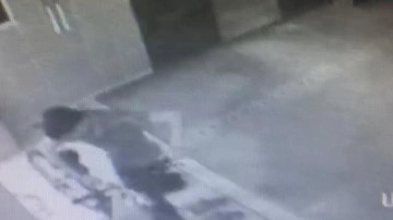 Camideki 12 bin liralık bisikleti &ccedil;alan hırsız kamerada