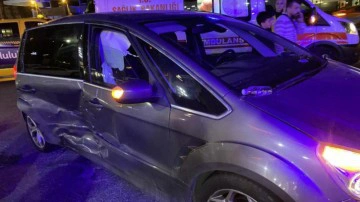 Cevizlibağ E5'te 2 ara&ccedil; &ccedil;arpıştı: 4 yaralı