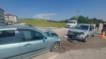 &Ccedil;orum'da iki otomobil &ccedil;arpıştı, 8 kişi yaralandı!