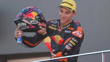 Deniz &Ouml;nc&uuml;, kariyerinin ilk Moto3 zaferini Almanya'da elde etti