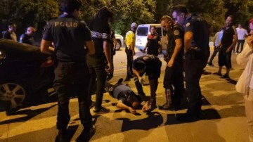 Dur ihtarına uymayan s&uuml;r&uuml;c&uuml; 1'i polis 3 kişiyi yaraladı