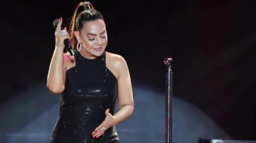 Ebru G&uuml;ndeş'in yıllardır g&ouml;r&uuml;şmediği kız kardeşi ortaya &ccedil;ıktı