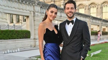 El ele, g&ouml;z g&ouml;ze! Hakan Sabancı ve Hande Er&ccedil;el'den romantik g&uuml;n batımı pozu