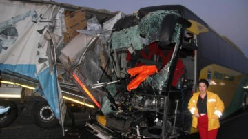 Elazığ'da yolcu otob&uuml;s&uuml;yle TIR &ccedil;arpıştı