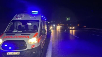 Emniyet şeridinde arıza yapan otomobile tır &ccedil;arptı: 1 &ouml;l&uuml;, 3 yaralı