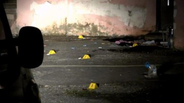 Evlat dehşeti: &Ouml;ld&uuml;rd&uuml;, darp etti, ateşe verdi!