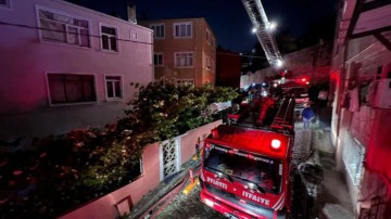 Fatih'te metruk binada &ccedil;ıkan yangın kontrol altına alındı