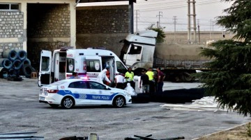 Feci olay! Tırın &ccedil;arptığı ara&ccedil;ta bulunan şey 2 kişiyi canından etti!