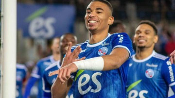 Fenerbah&ccedil;e ve Beşiktaş ile g&ouml;r&uuml;ş&uuml;p son kararını verdi!