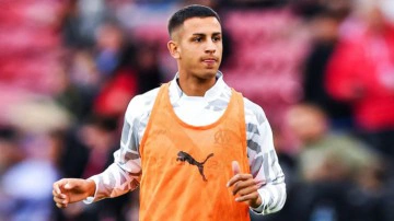 Fenerbah&ccedil;e'den bir transfer daha! İmza i&ccedil;in İstanbul'a geldi