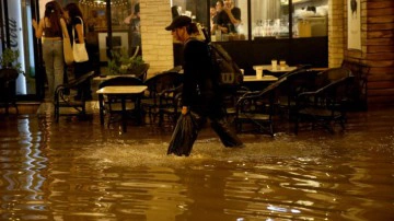 Fethiye'de yollar g&ouml;le d&ouml;nd&uuml;! Esnaf CHP'li belediyeye tepkili