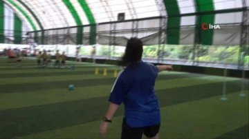 Futbol oynayamazsın dediler, antren&ouml;r oldu