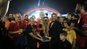 Galatasaray Okan Buruk'un s&ouml;zleşmesini uzattı