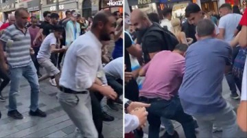 G&ouml;r&uuml;nt&uuml;ler Taksim'den! Yere atılan 1 dolarları almak i&ccedil;in birbirlerini ezdiler