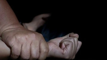 G&ouml;z&uuml; d&ouml;nen iki g&ouml;&ccedil;men, 18 yaşındaki turist kızı şezlonga bağlayıp tecav&uuml;z etti