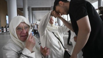 Hacıların yurda d&ouml;n&uuml;şleri s&uuml;r&uuml;yor