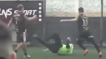 Hakeme saldıran amat&ouml;r futbolcu, başından vurularak &ouml;ld&uuml;r&uuml;ld&uuml;