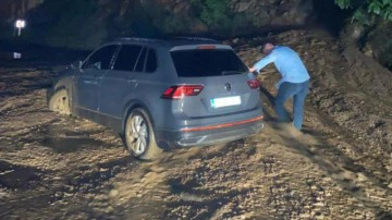 Heyelan nedeniyle kapanan Artvin-Şavşat kara yolu ulaşıma a&ccedil;ıldı