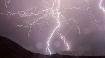 Hindistan'ın Odisha eyaletine 2 saatte 61 bin yıldırım d&uuml;şt&uuml;: 12 &ouml;l&uuml;, 14 yaralı