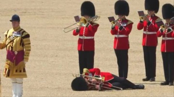 İngiliz muhafız t&ouml;rende sıcaktan bayıldı