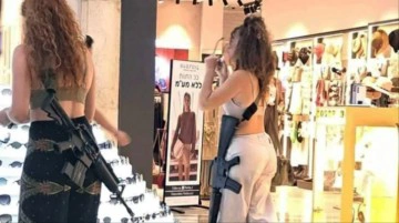 İsrail'de bir AVM'de uzun namlulu silah taşıyan siviller g&ouml;r&uuml;ld&uuml;