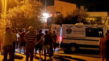 İşten gelen adam, yatak odasında eşini  boğazından bı&ccedil;aklanmış halde buldu