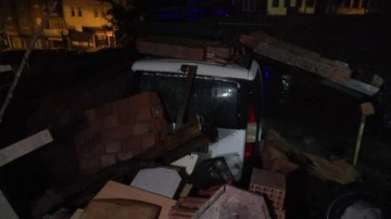 İstinat duvarı &ccedil;&ouml;kt&uuml;, 6 ara&ccedil; altında kaldı