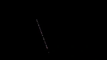 İzmir'de gece vakti g&ouml;ky&uuml;z&uuml;ndeki beliren cisimler hayrete d&uuml;ş&uuml;rd&uuml;!