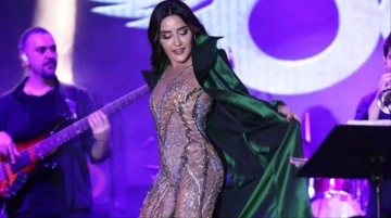 Kal&ccedil;a estetiği yaptırmıştı! Melek Mosso trasparan elbisesiyle ağızları a&ccedil;ık bıraktı