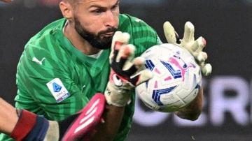 Kaleciler kırmızı kart g&ouml;rd&uuml;! Giroud'nun kaleye ge&ccedil;tiği ma&ccedil;ı Milan tek golle kazandı