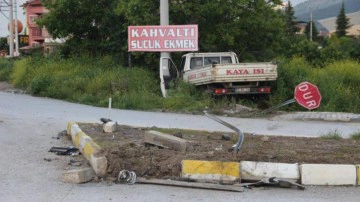 Kamyonet ile otomobilin &ccedil;arpıştığı kazada 1 kişi &ouml;ld&uuml;, 4 kişi yaralandı